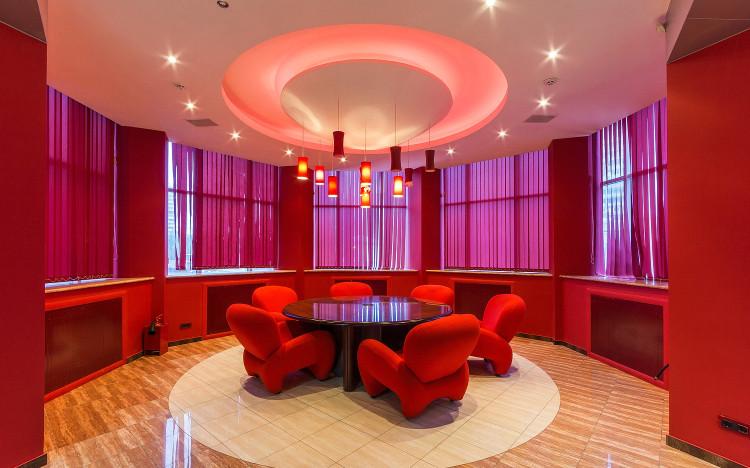 Вид переговорной комнаты