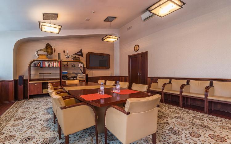 Вид переговорной комнаты